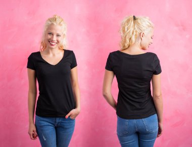 Kadın pembe bir arka plan üzerinde siyah v-yaka T-shirt