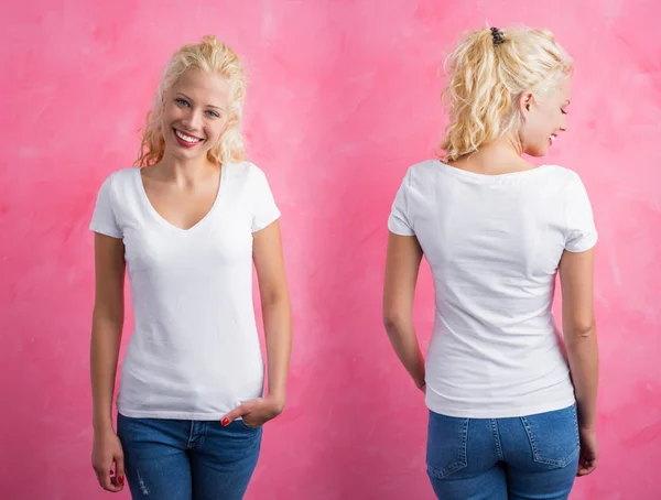 Frau in weißem V-Ausschnitt-T-Shirt auf rosa Hintergrund — Stockfoto