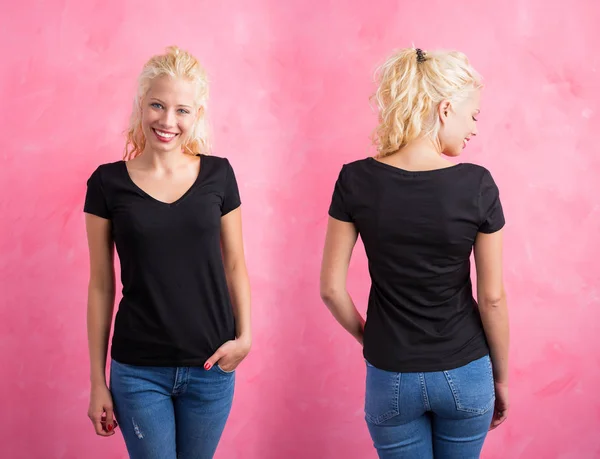 Mulher em preto V-pescoço T-shirt em fundo rosa — Fotografia de Stock