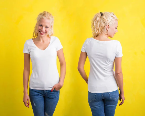 노란 배경에 흰색 v 목 t-셔츠에 있는 여자 — 스톡 사진
