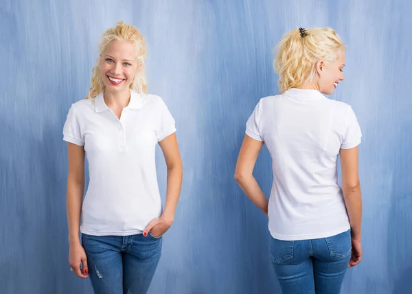 Mulher de polo branco T-shirt sobre fundo azul — Fotografia de Stock