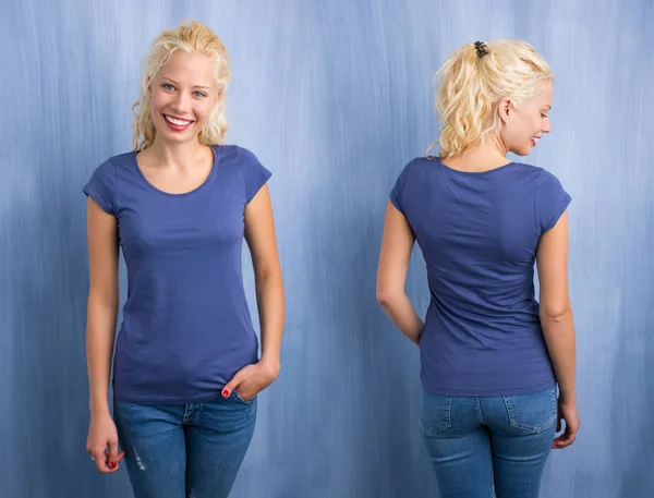 Donna in blu girocollo T-shirt su sfondo blu — Foto Stock