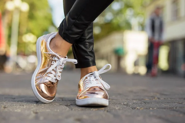 Sapatos femininos estilo rua — Fotografia de Stock