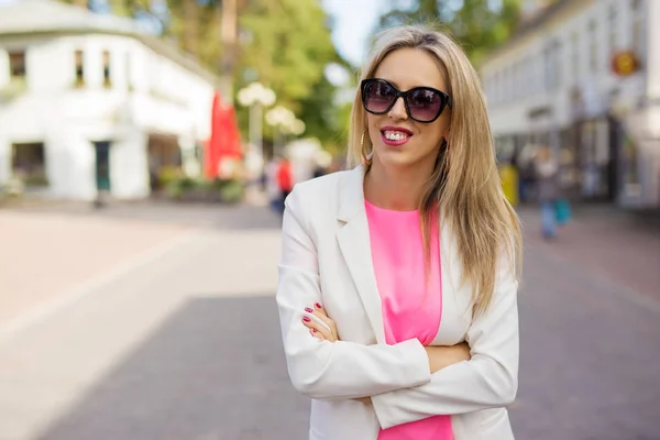 Femme debout dans la ville et souriant — Photo