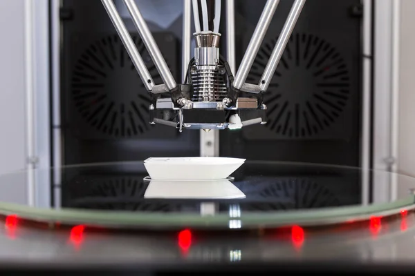 3D принтер у процесі друку об'єкта — стокове фото