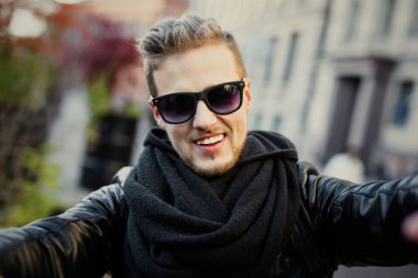 Adam selfie fotoğraf çekimi