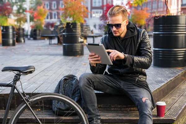 Adam oturmuş ve tablet kullanma — Stok fotoğraf