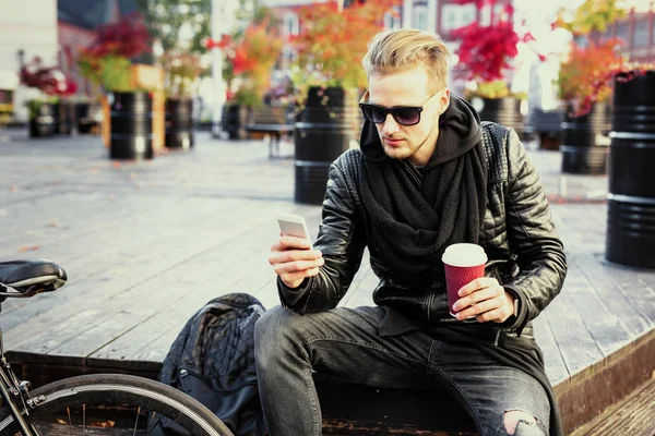 Bokovky muž s ranní kávu a pomocí mobilního telefonu — Stock fotografie