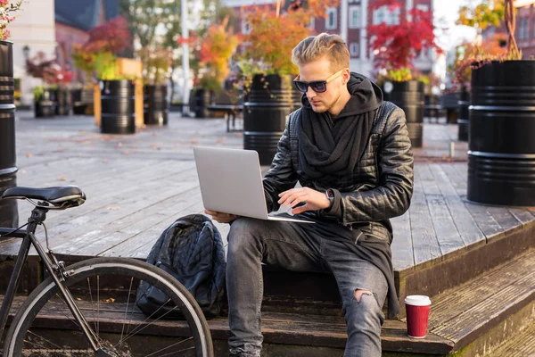 Man in urban environment using laptop — Stock Photo, Image