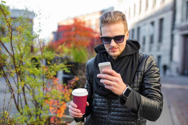 Happy hipster having coffee and using smartphone — Stock Photo, Image