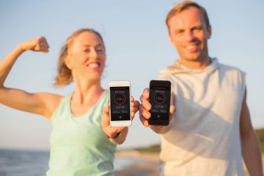 Cep telefonlarında Fitness app kullanarak çift