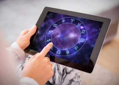 Kadın okuma burçlar Tablet