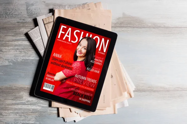 Mode tijdschriftdekking op Tablet PC — Stockfoto