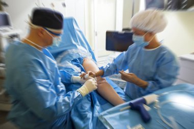 Doktorlar ven yordamı yapmak ameliyat odasında 
