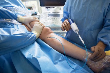 Damar cerrahisi prosedürü yapıyor doktorlar