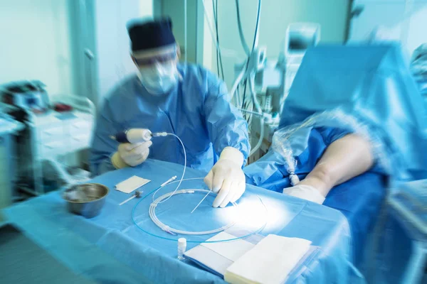 Médico em sala de cirurgia preparando-se para cirurgia venosa — Fotografia de Stock