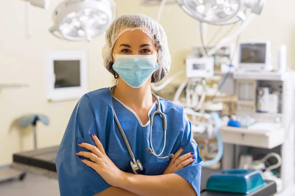 Femme médecin en salle d'opération — Photo