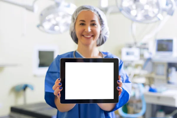 Médico sosteniendo tableta pantalla en blanco — Foto de Stock