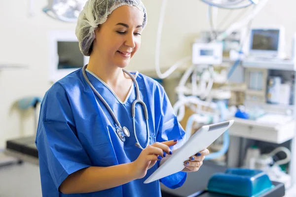 Läkare använder tablet PC i kirurgi rum — Stockfoto