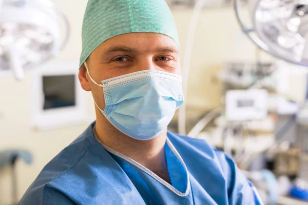 Doctor in de operatie kamer met zijn gezicht bedekt — Stockfoto