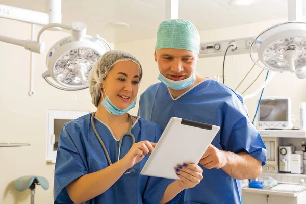 Médico e enfermeiro usando o computador tablet — Fotografia de Stock