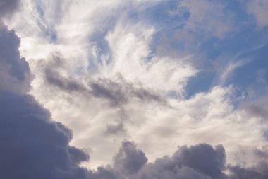 güzel bir bulutlu gökyüzü