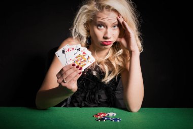 Pocker korkunç güverte ile oynayan kadın