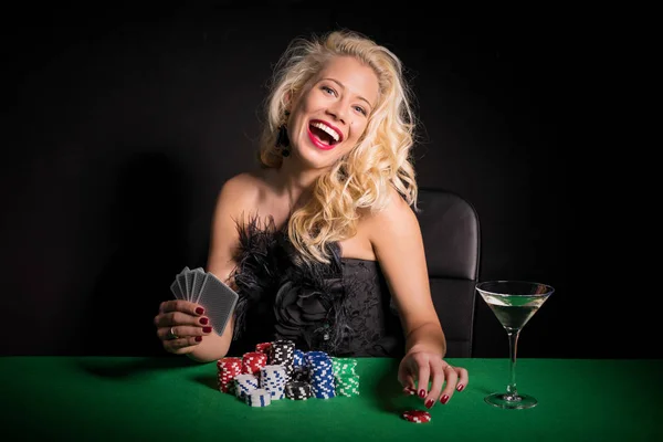 Donna eccitata e felice giocare a carte — Foto Stock