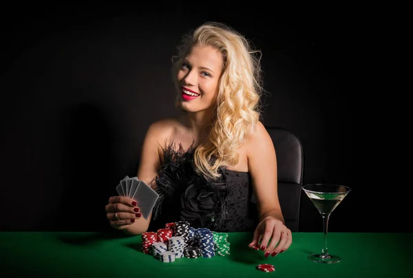 Seksi kadın poker oynamaya — Stok fotoğraf