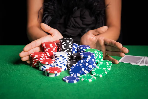 Mujer jugando póquer con todo en — Foto de Stock