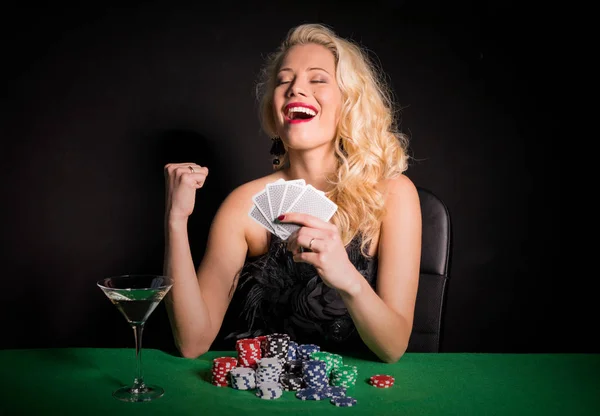 Donna che vince una partita di poker — Foto Stock