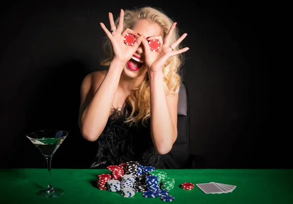 Женщина делает смешное лицо с фишками для покера — стоковое фото