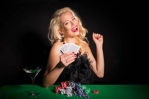 Donna fortunata che gioca a poker — Foto Stock