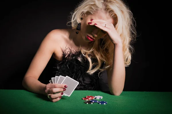 Kadın Depresyonda olan ve poker oyunu kaybetme — Stok fotoğraf