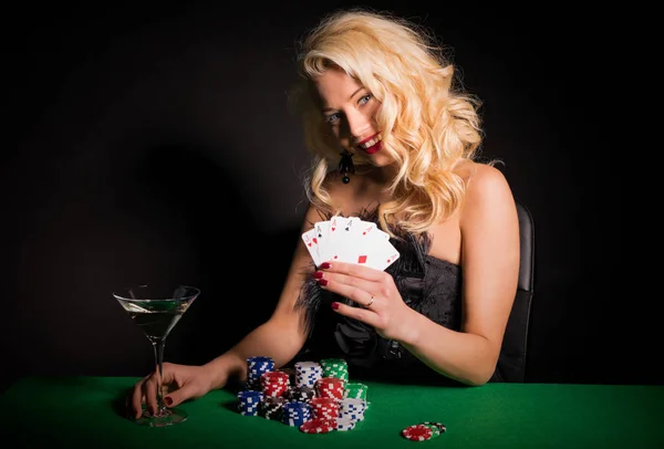 Donna felice e fortunata giocare a poker — Foto Stock