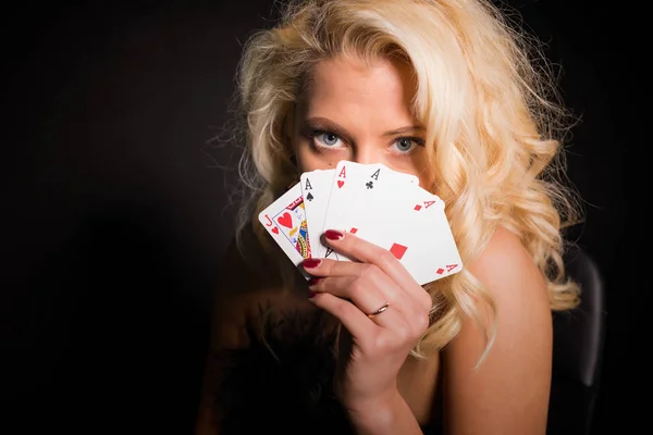 Seductive woman showing her cards — Stock Photo, Image