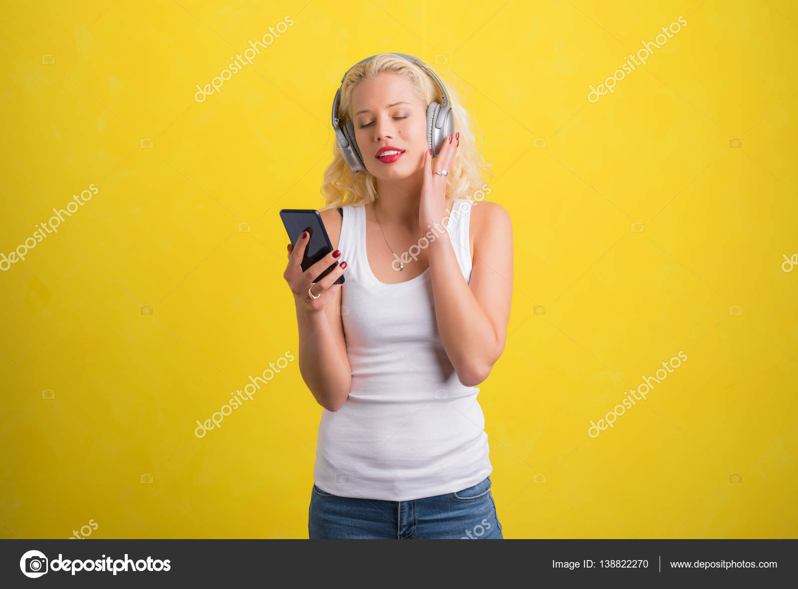 Femme écoutant De La Musique Sur Le Casque Sans Fil Photographie