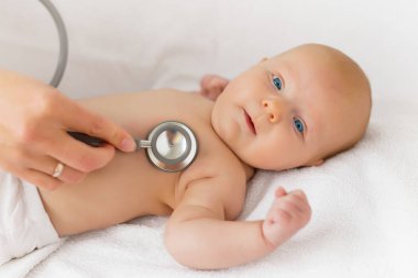 Stetoskop ile düzenli bir onay kalkarken bebek 