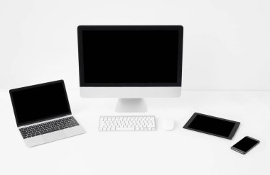 Mockup adaptif tasarım örnekleri için farklı modern aygıtlar.