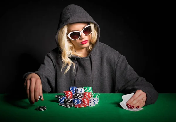 Jugador profesional de poker con gafas — Foto de Stock