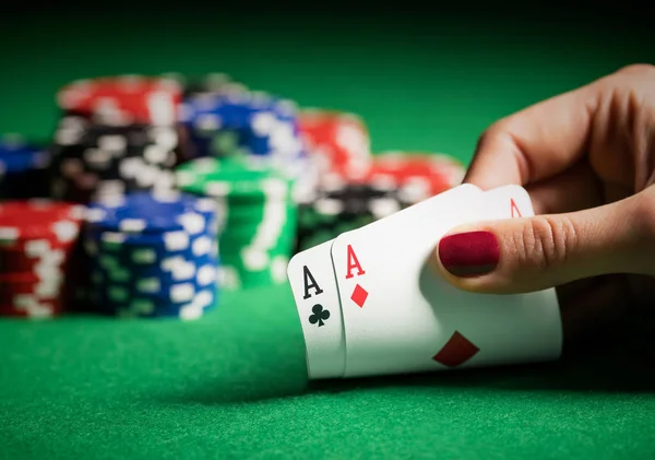 Persona che mostra il suo mazzo alla partita di poker — Foto Stock