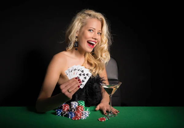 Heyecanlı kadın poker oynamaya — Stok fotoğraf