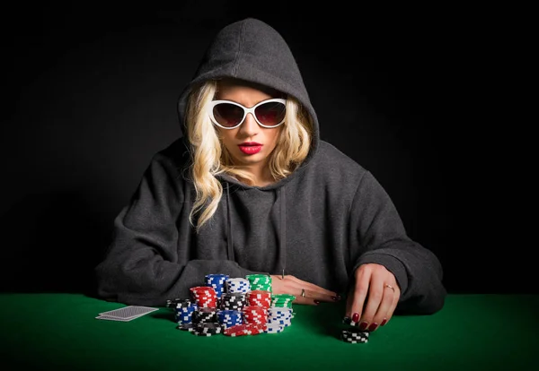 Професійний гравець в покер в окулярах робить покер обличчям — стокове фото