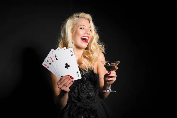 Hermosa mujer con tarjetas y bebida en otra mano — Foto de Stock