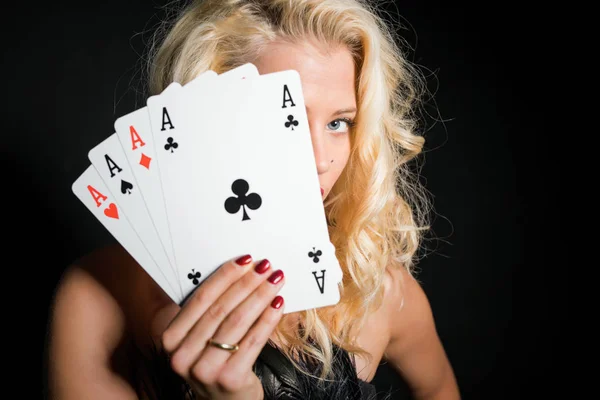 Donna nascosta dietro le carte da poker — Foto Stock