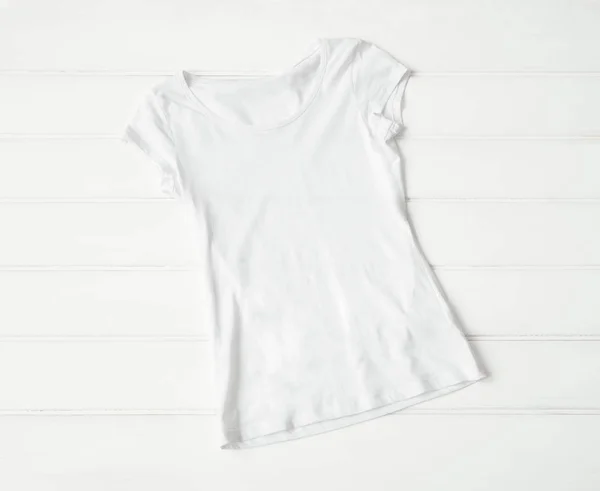 T-shirt feminina branca no chão — Fotografia de Stock