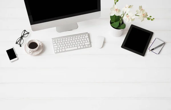 Lugar de trabajo limpio con computadora de escritorio —  Fotos de Stock