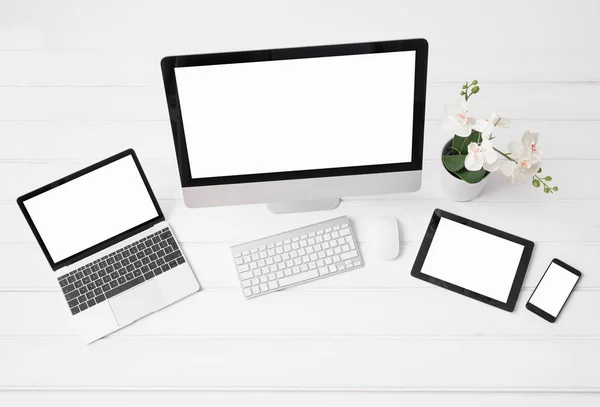 Różne wielkości ekranów komputerów desktop i laptop, tablet i telefon — Zdjęcie stockowe