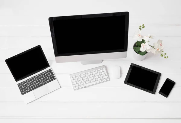Diferentes aparatos modernos en el escritorio, vista desde arriba — Foto de Stock