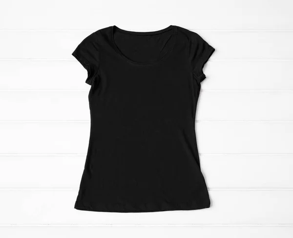 T-shirt nera da donna sul pavimento — Foto Stock